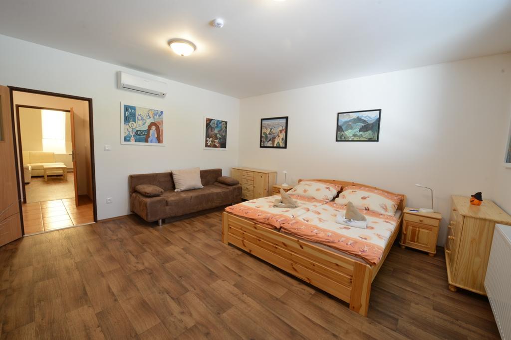 Appartement Skolici Stredisko Abena S Ubytovanim à Ostrava Extérieur photo
