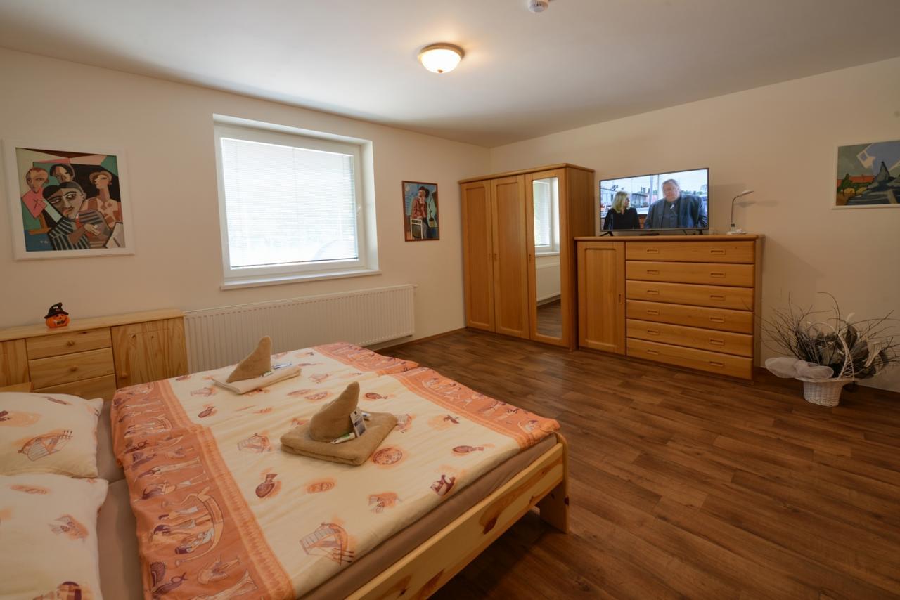 Appartement Skolici Stredisko Abena S Ubytovanim à Ostrava Extérieur photo
